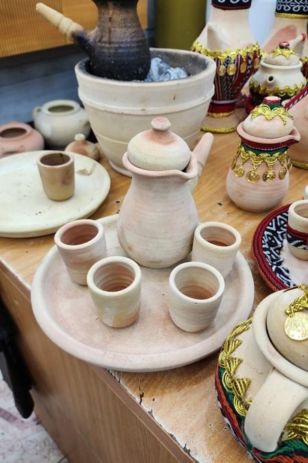 طقم دلّة فخارية بسيطة مع أكواب وصينية